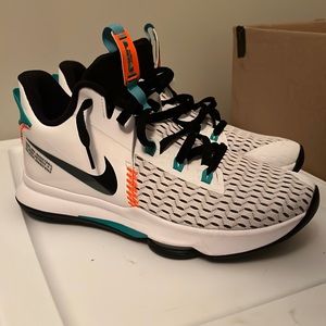 LeBron witness V size 12